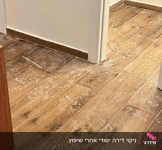 רצפה מלוכלכת עם סימני לכלוך וכתמים